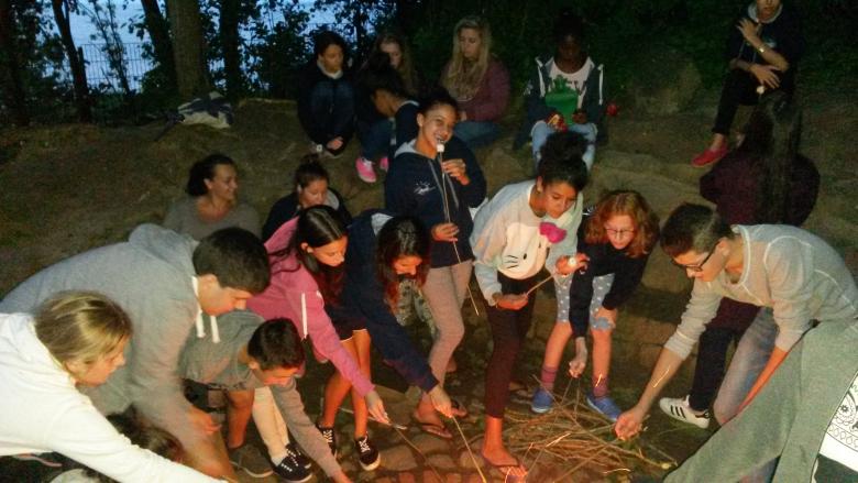 jeux autour d'un feu de camps 