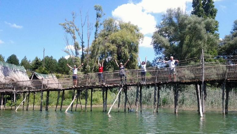 Les gardes corps sont installés, nous pouvons traverser le pont en toute sécurité