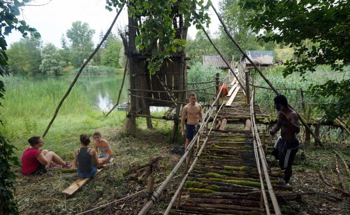 de l'autre côté Camille, rachel et Claire profitent d'une pause bien méritée alors que Thomas et Luis continuent à démonter l'autre côté du pont.