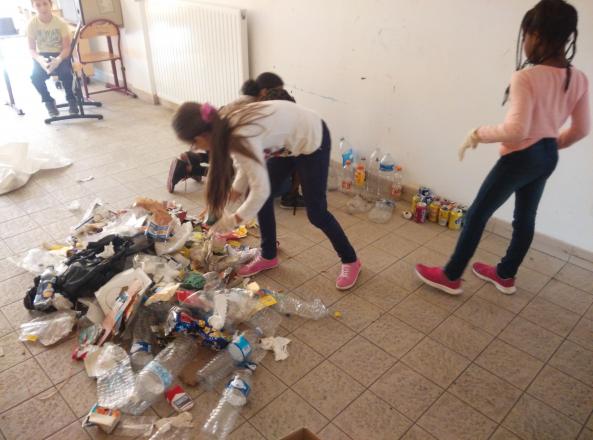 On trie les déchets ramassés à l'aire de jeux du quartier