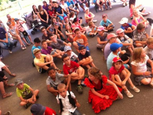 les enfants et parents spectateurs de la comédie musicale