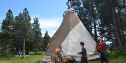 Les enfants à coté du tipi